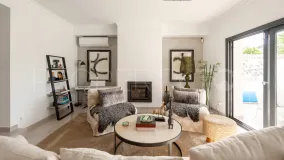 Chalet con 5 dormitorios en venta en Aloha