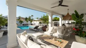 Chalet con 5 dormitorios en venta en Aloha