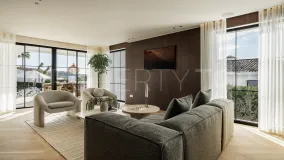 Chalet de 5 dormitorios en venta en Nueva Andalucia