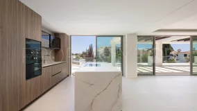 Buy penthouse in Marbella Golden Mile with 4 bedrooms