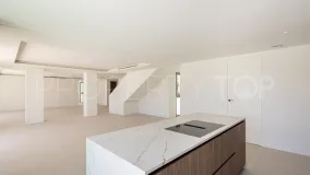 Buy penthouse in Marbella Golden Mile with 4 bedrooms