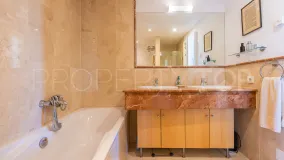 Se vende apartamento con 2 dormitorios en Calahonda