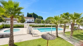 Comprar apartamento de 3 dormitorios en Elviria