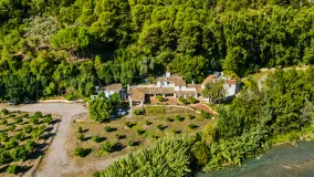 Finca en venta de 8 dormitorios en Casares