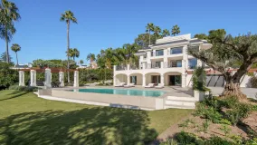 Villa en venta con 6 dormitorios en Nueva Andalucia