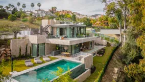 6 bedrooms Nueva Andalucia villa for sale