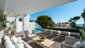 Semi detached villa for sale in Puente Romano