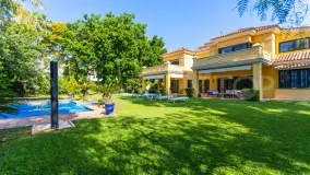 Villa en venta en Guadalmina Baja con 5 dormitorios