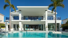 Se vende villa de 5 dormitorios en Nueva Andalucia