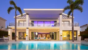 Se vende villa de 5 dormitorios en Nueva Andalucia