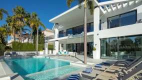 Se vende villa de 5 dormitorios en Nueva Andalucia