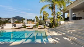 For sale villa in Nueva Andalucia with 6 bedrooms