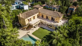For sale villa in Nueva Andalucia