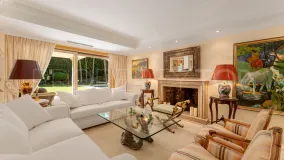For sale villa in Nueva Andalucia
