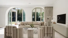 Buy villa with 5 bedrooms in Nueva Andalucia