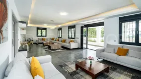 For sale villa in Nueva Andalucia