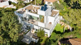 Buy villa with 6 bedrooms in Nueva Andalucia