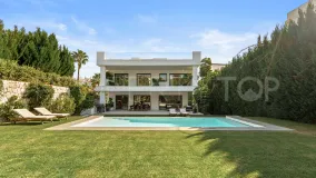 For sale villa with 5 bedrooms in Nueva Andalucia