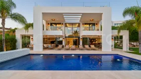 Villa en venta de 6 dormitorios en Nueva Andalucia