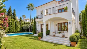 Villa de 4 dormitorios en venta en Selwo