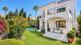 Villa de 4 dormitorios en venta en Selwo