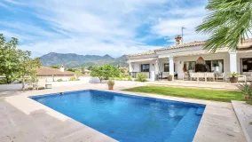 Comprar villa con 5 dormitorios en Marbella Este