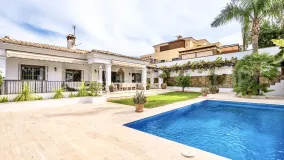 Comprar villa con 5 dormitorios en Marbella Este