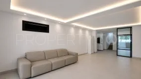 Se vende pareado en Nueva Andalucia de 9 dormitorios