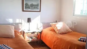 Villa con 4 dormitorios a la venta en Estepona