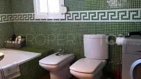 Villa con 4 dormitorios a la venta en Estepona
