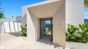 Buy villa with 5 bedrooms in Nueva Andalucia
