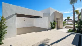 Buy villa with 5 bedrooms in Nueva Andalucia