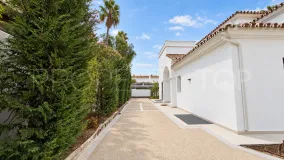For sale villa with 6 bedrooms in Guadalmina Baja