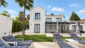 For sale villa with 6 bedrooms in Guadalmina Baja