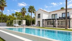For sale villa with 6 bedrooms in Guadalmina Baja