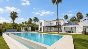 For sale villa with 6 bedrooms in Guadalmina Baja