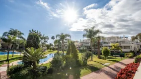 Apartamento en venta con 2 dormitorios en Nueva Andalucia