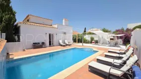 Villa a la venta en La Duquesa con 5 dormitorios