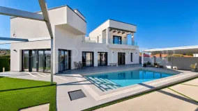Villa a la venta con 4 dormitorios en Estepona