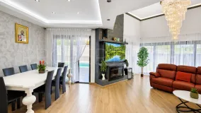 Villa a la venta con 4 dormitorios en Estepona