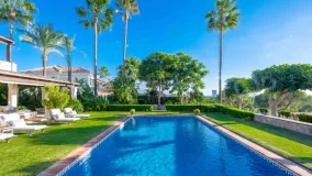 Se vende villa de 4 dormitorios en Elviria
