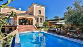 Villa de 5 dormitorios en venta en Nueva Andalucia