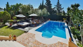 Villa de 5 dormitorios en venta en Nueva Andalucia