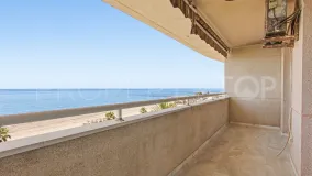Apartamento con 3 dormitorios en venta en Estepona Centro