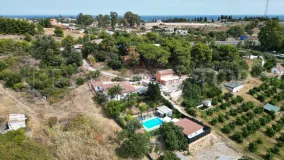 Villa for sale in Estepona with 6 bedrooms
