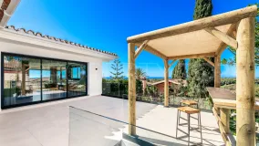 Buy villa with 4 bedrooms in Elviria