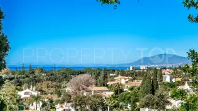Buy villa with 4 bedrooms in Elviria