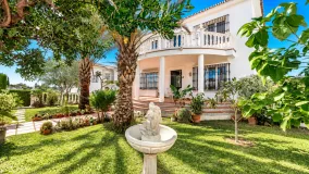 Comprar villa de 4 dormitorios en Elviria