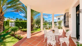 Comprar villa de 4 dormitorios en Elviria
