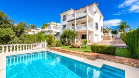 Comprar villa de 4 dormitorios en Elviria